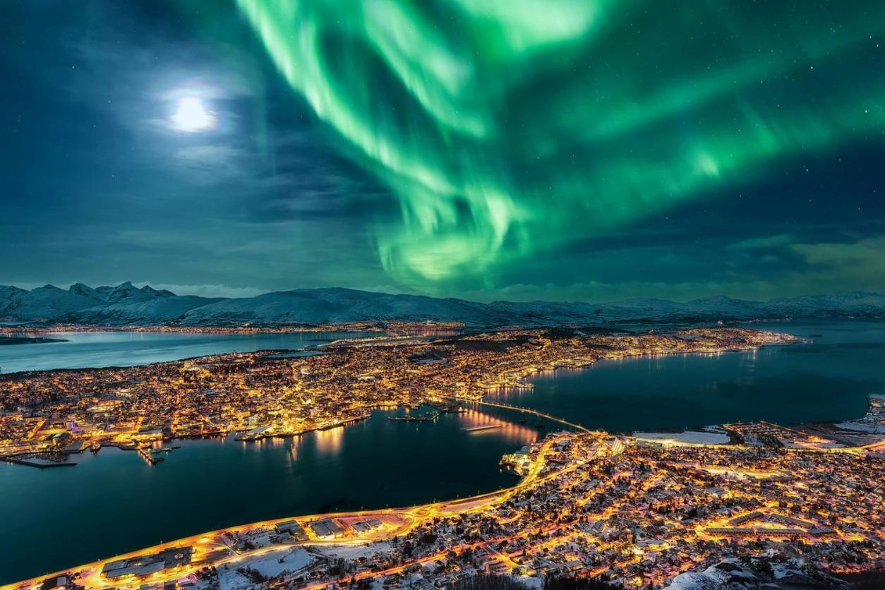 Stort Hus I Nordlysbyen Tromsø